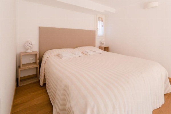 Grande, moderno appartamento in edificio storico image 20