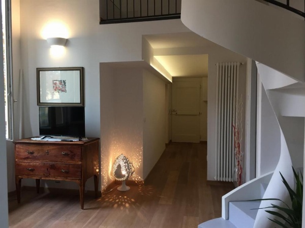 Grande, moderno appartamento in edificio storico image 9